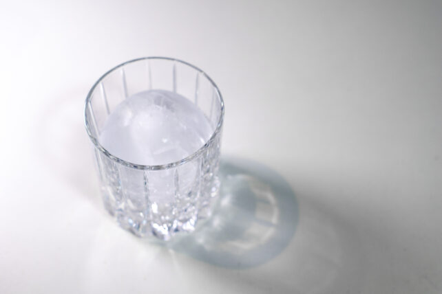 RIEDELのグラスに丸氷がピッタリ入っている状態